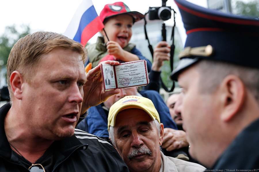 Утки-мандаринки: в Калининграде прошло шествие против коррупции