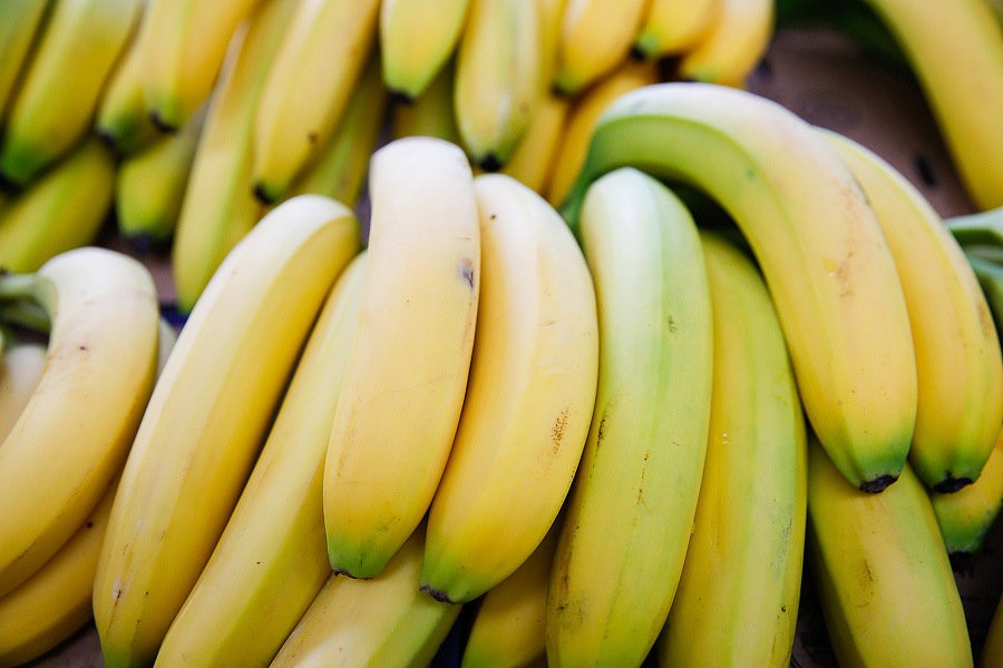 В нескольких торговых центрах Литвы бананы начинили иголками