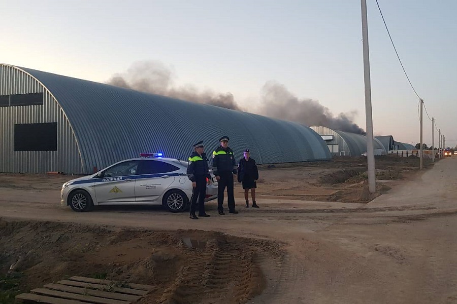 В Черняховске загорелся ангар строящегося завода по производству картофеля фри (фото)