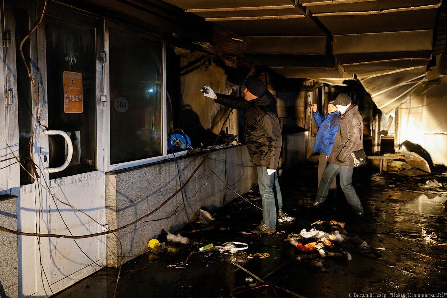 Цветы, гарь и копоть: пепелище пожара в торговом центре Калининграда (фото)