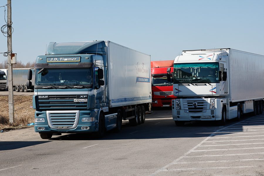 После новых санкций Латвия пустила на свою территорию 329 российских грузовиков, едущих в Калининград