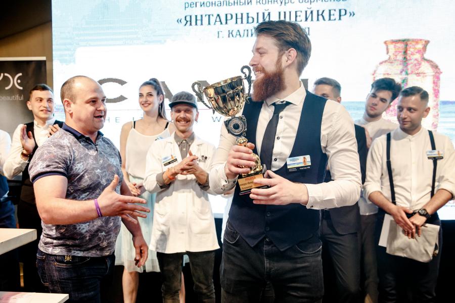 Море, поэзия, коктейли: в Калининграде выбрали обладателя «Янтарного шейкера»