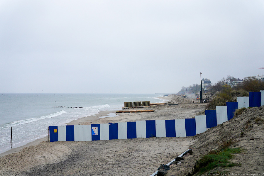 Серферы против гребенок: в Зеленоградске начали установку 40-тонных волноломов (фото)