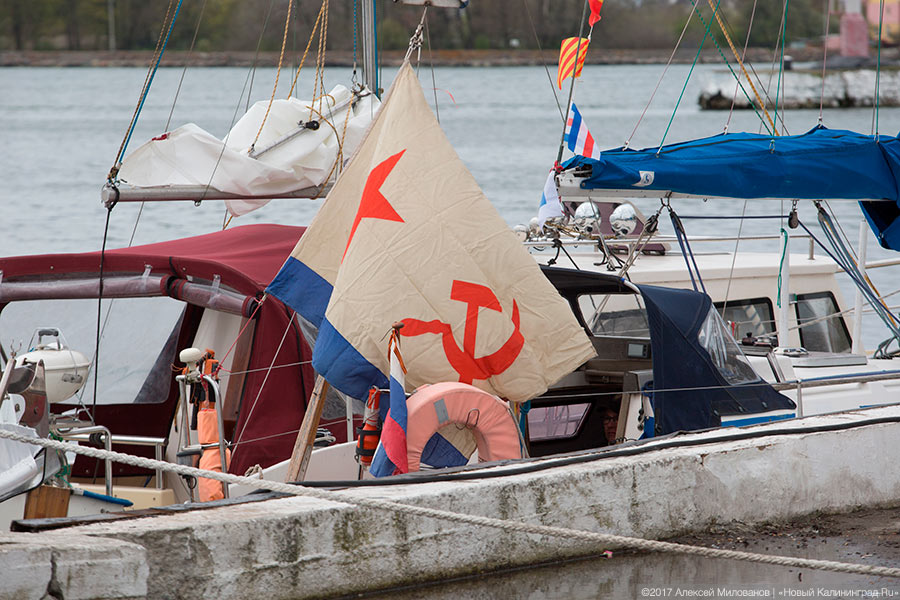 Венки на воде: яхтсмены в Балтийске почтили память погибших при штурме Пиллау