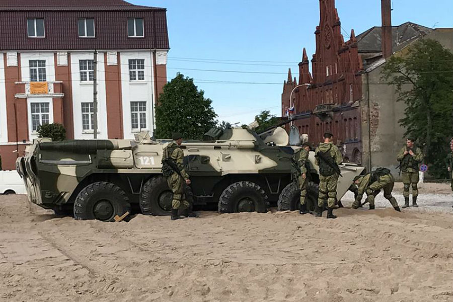В центре Гусева около нового храма застрял БТР (фото, видео)