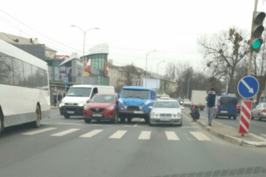 На ул. Невского столкнулись три авто (фото)