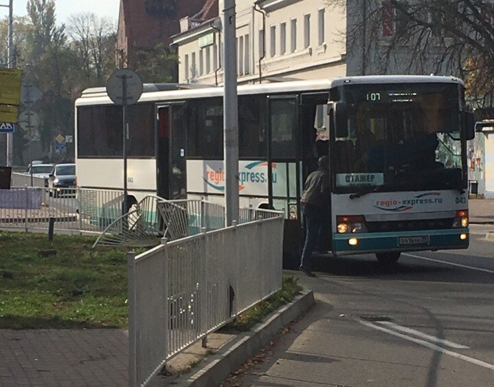 Очевидцы: в Балтийске стажер на автобусе снес часть забора у вокзала (фото)