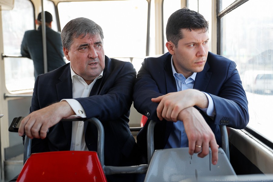 Алиханов: сначала надо развивать городской транспорт, а потом делать платные парковки