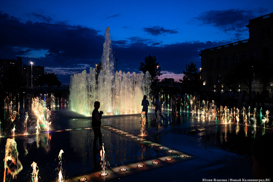 Огни, вода и гимн России: как работает «поющий» фонтан у Кёнигсбергской биржи (фото)