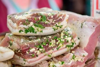 Таможенники изъяли 50 кг сала у украинцев-пассажиров поезда «Москва —Калининград»