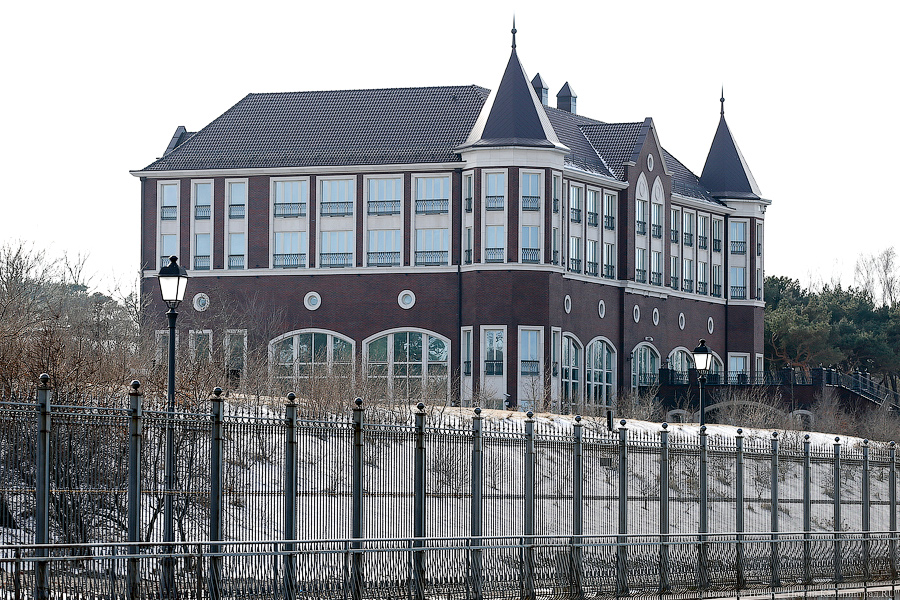 Под давлением: что происходит с берегом у резиденции президента в Пионерском