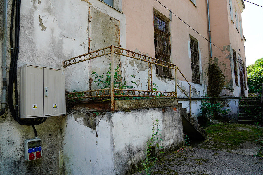 Усадьба разбитых окон: как выглядит Командный пункт 43-й армии перед реконструкцией (фото)