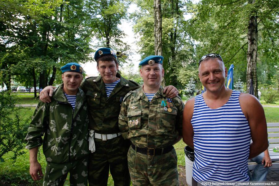 Камуфляж и полоски: «Голубые береты» Калининграда почтили память погибших товарищей