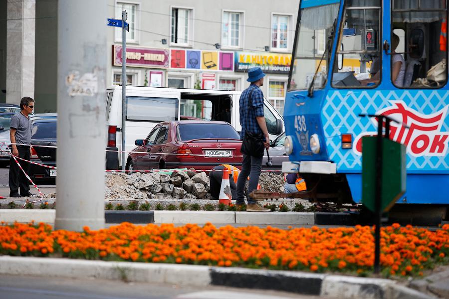 На площади Победы по поручению Ярошука выкапывают бордюры (фото)
