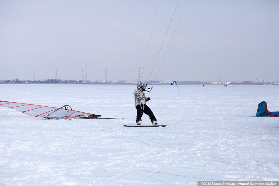 «Без тормозов»: репортаж с соревнований по сноукайтингу и айсбордингу