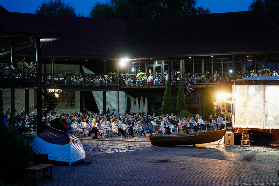 Любовь и жизнь: во Фридрихсбургских воротах выступила солистка Михайловского театра (фото)