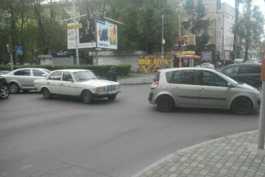 На Леонова столкнулись два авто, движение затруднено (фото)