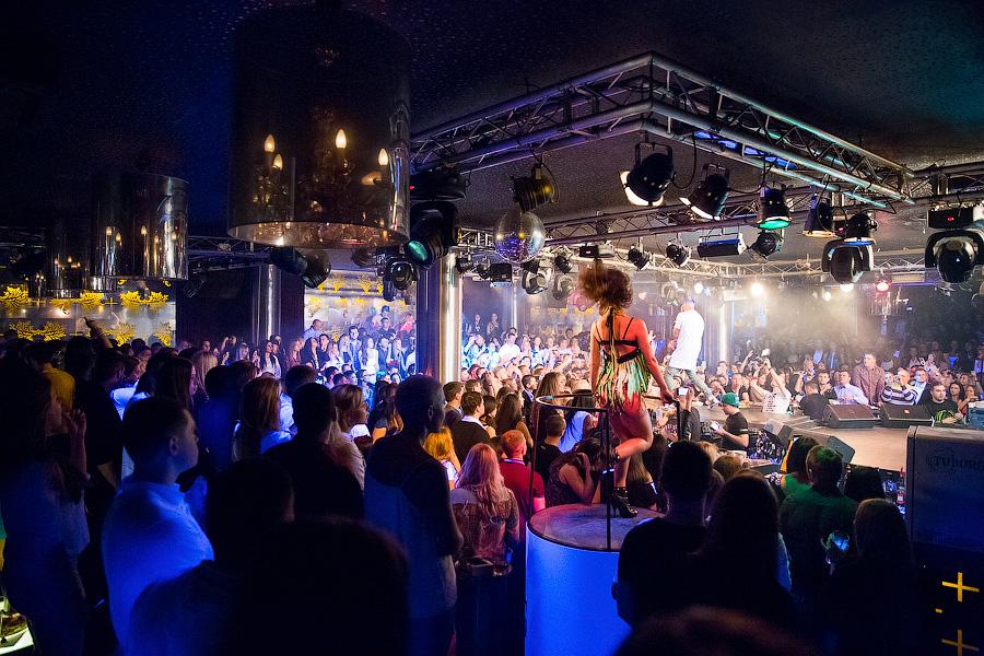 Все танцуют локтями: в клубе «Платинум» выступил протеже Тимати L’One