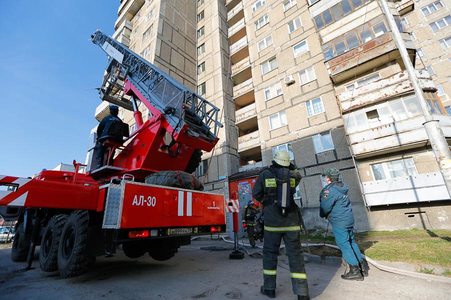 Три пожарные бригады тушили возгорание в 15-этажке на ул. Октябрьской (фото)