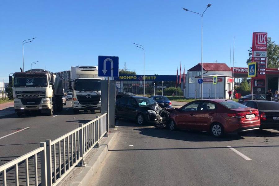 В тройном ДТП со встречной на Гагарина пострадали два человека (фото)