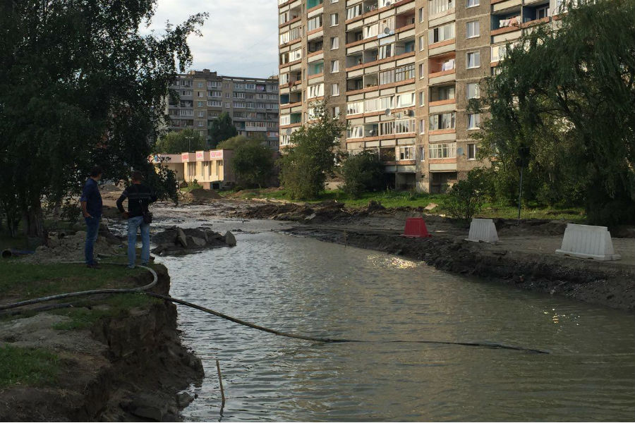 Остров невезения: строители опять устроили на Октябрьском потоп (фото)