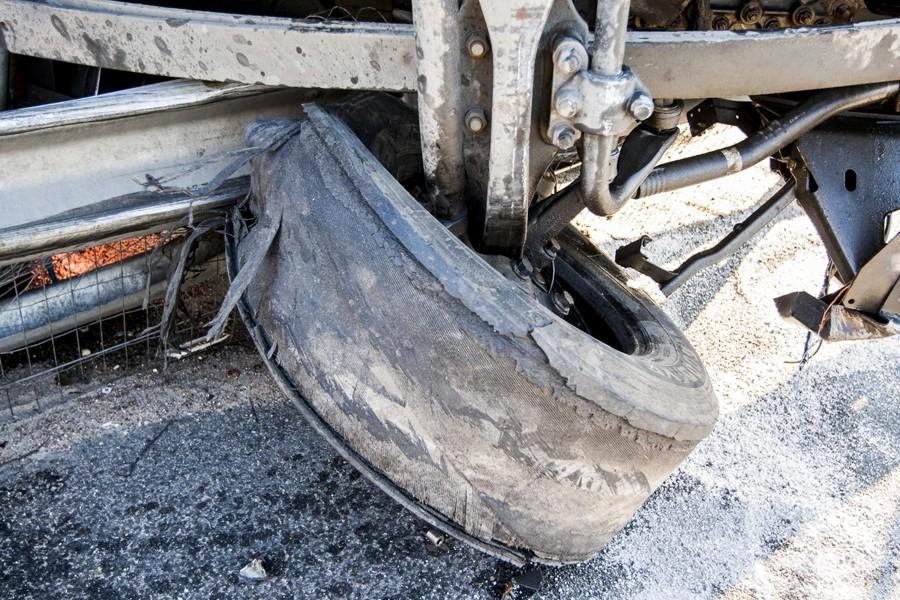 В Литве перевернулся калининградский грузовик с макулатурой (фото)