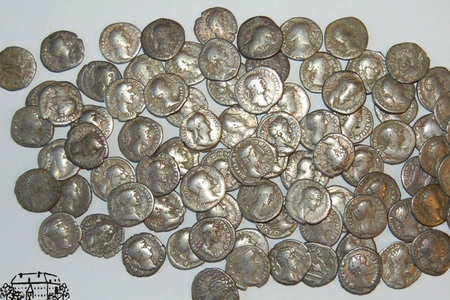 На польской границе задержали контрабандиста с монетами времен  Нерона и Калигулы (фото)