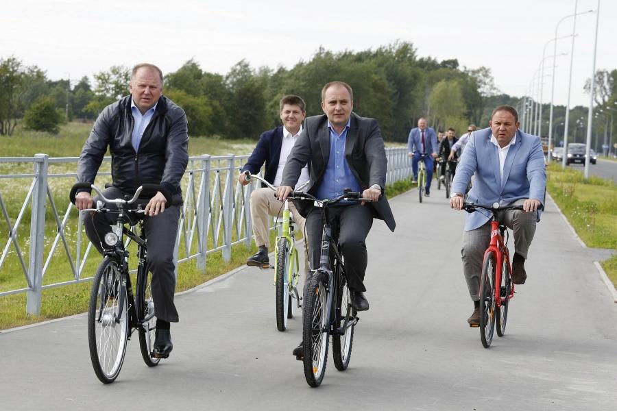 19 июня 2014: губернатор и чиновники протестировали новую велодорожку в Калининграде