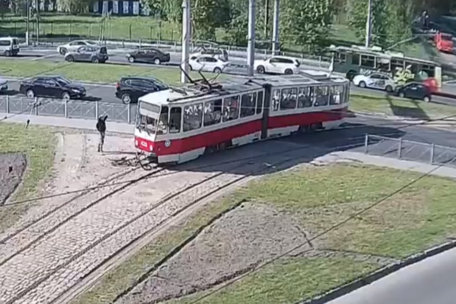 На уличную камеру попал момент ДТП с велосипедистом, сбитым трамваем на ул. Октябрьской (видео)