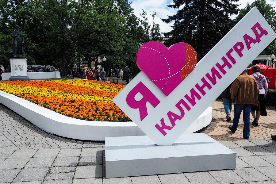 Легко уладить с помощью зонта: как праздновали День города в пешеходной зоне