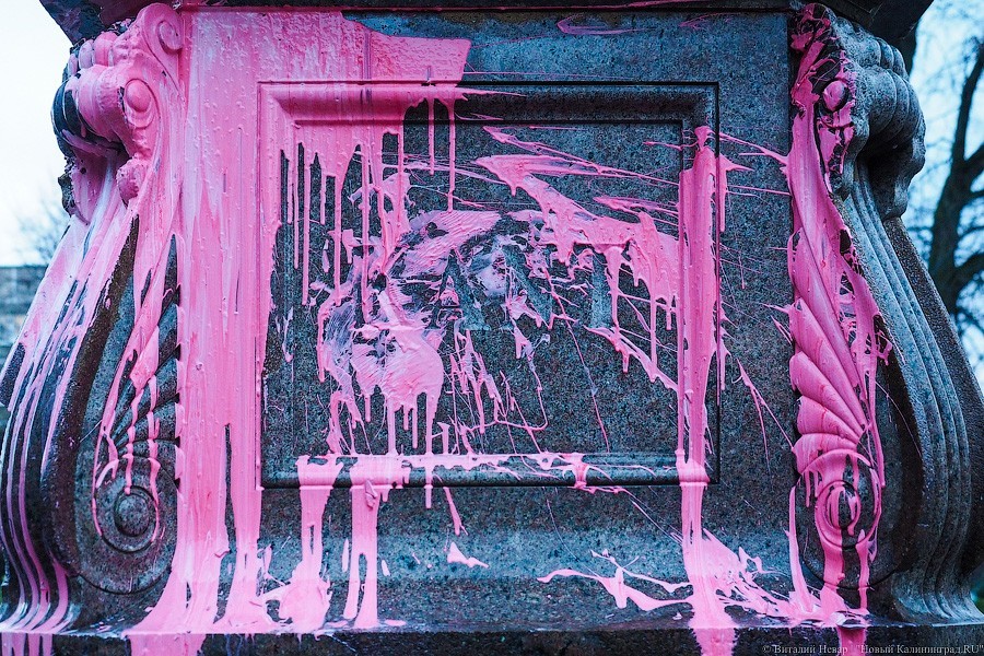 В поисках розового: как полиция ищет вандалов, обливших краской памятник Канту
