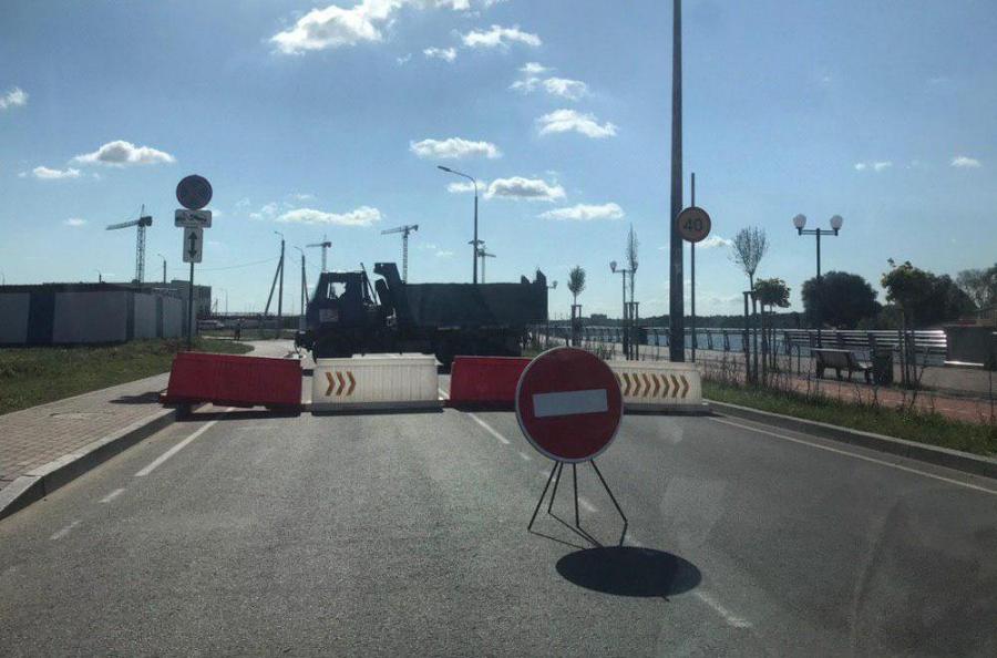 В Калининграде на Парадной набережной перекрыли проезд из-за провала