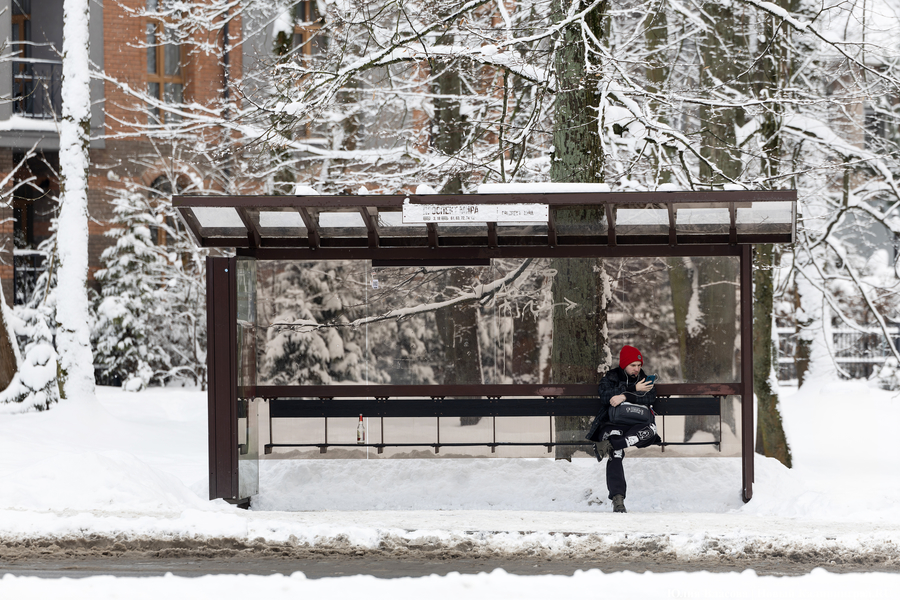 Зима не сдаётся: как выглядят улицы Калининграда после «снежного удара» (фото)