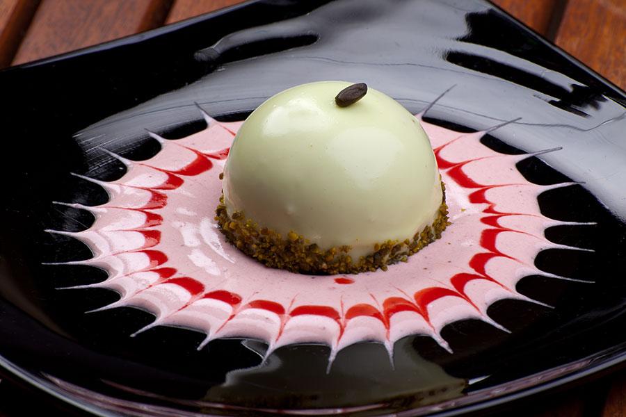 «Сладкое искушение»: классические и авторские десерты к 8 Марта от ресторанов «Наутилус»