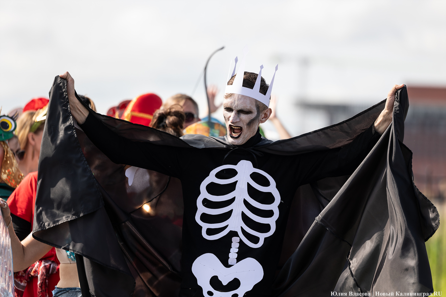 Царевны и богатыри на сапах: как в Калининграде прошёл костюмированный заплыв (фото)