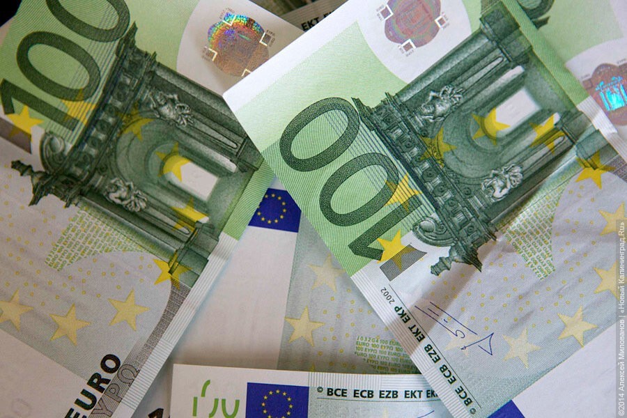 Калининградка попала под статью, получив в банке 78 тысяч рублей за 100 евро 