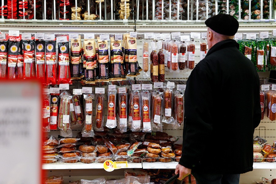 Власти РФ поручили контролирующим ведомствам проверить качество колбасы и сыра