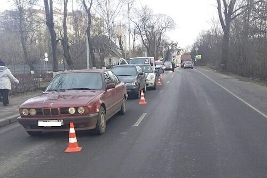 В Калининграде «Рено» собрал «паровозик» из 4 авто, пострадал водитель
