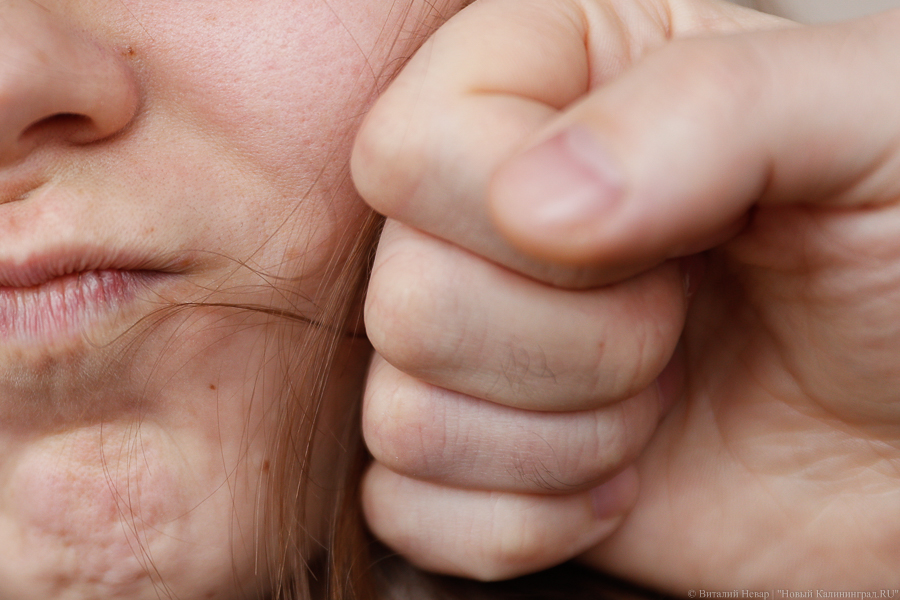 Житель Светлого напал на калининградку в подъезде и отобрал у нее полмиллиона рублей