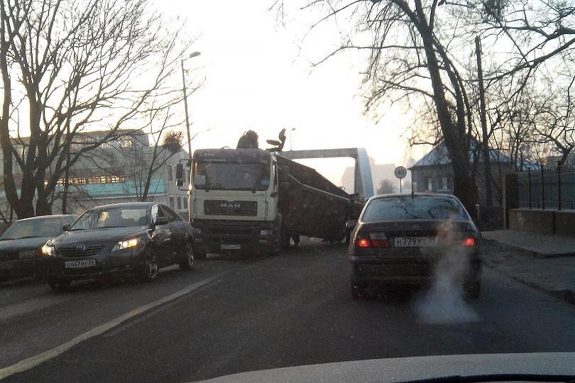 Опрокинувшийся грузовик заблокировал движение на мосту в Калининграде (фото)