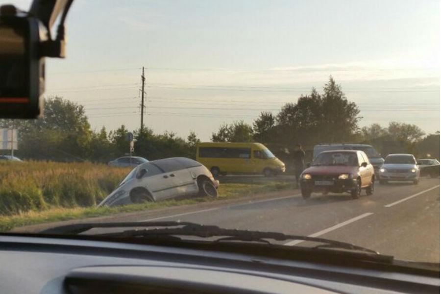 Под Калининградом от удара иномарку вынесло в кювет (фото)