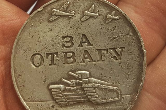 Калининградские поисковики нашли медаль пропавшего без вести сержанта. Владелец оказался жив