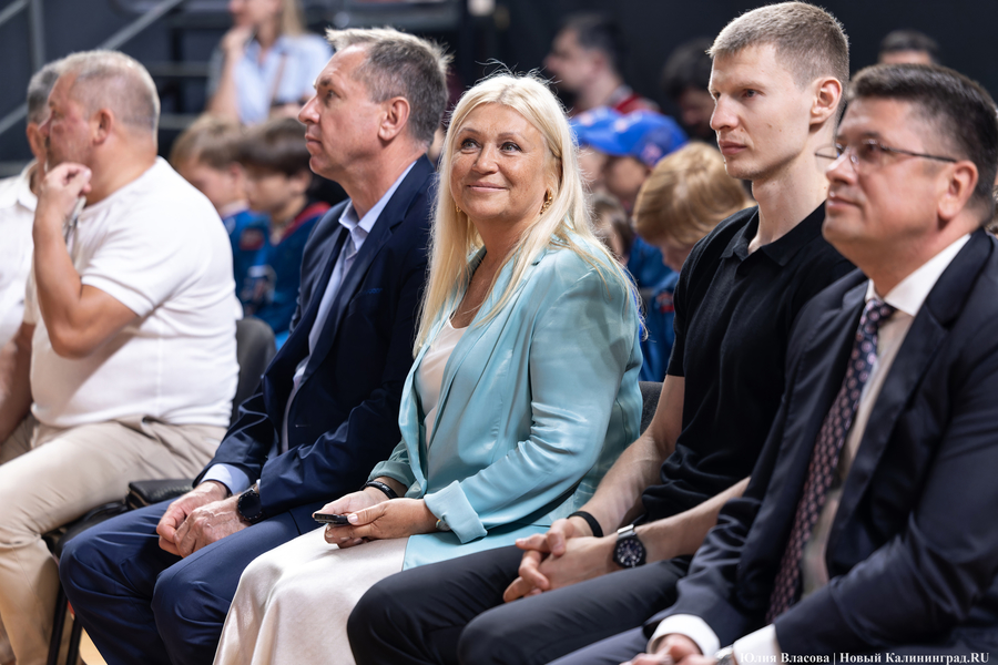 «Локосемья»: в Калининград из Ярославля привезли хоккейный Кубок Гагарина (фото)