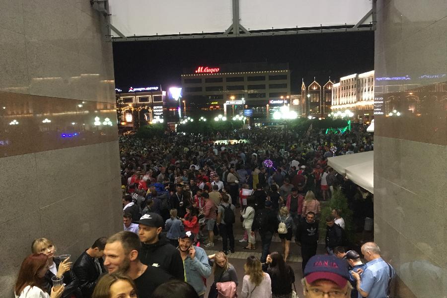 На площади Победы тысячи человек отмечают последний матч ЧМ в Калининграде (видео)