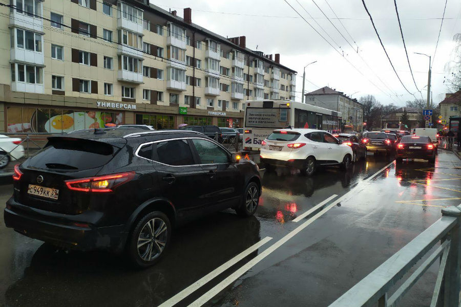 Все идут пешком: ул. Горького, Озерова и Азовская встали в пробке из-за 5 ДТП (фото)