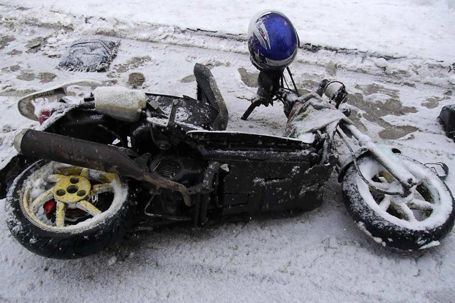 В Калининграде скутер с пьяными водителем и пассажиром врезался в грузовик (+фото)