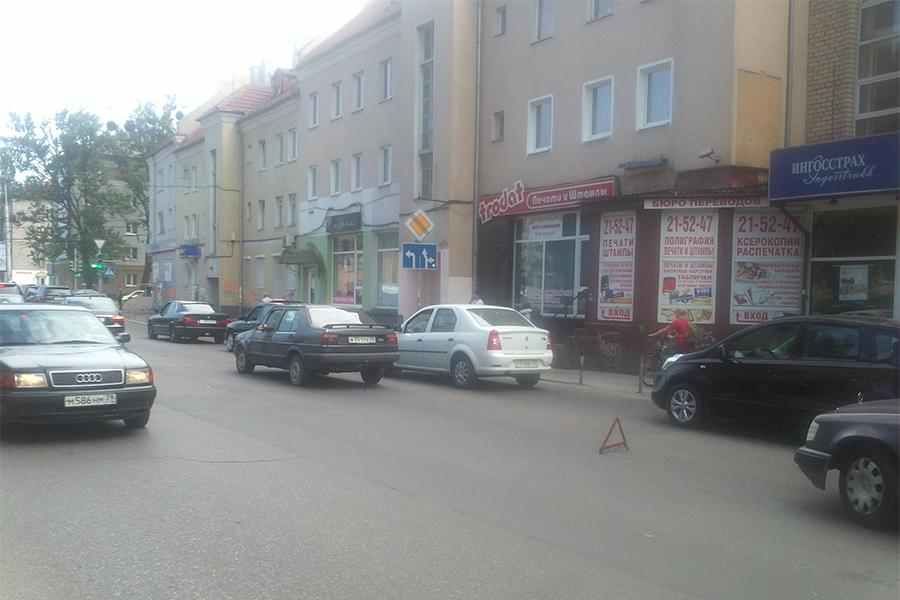 На съезде с моста на ул. Озерова столкнулись две машины, проезд затруднен