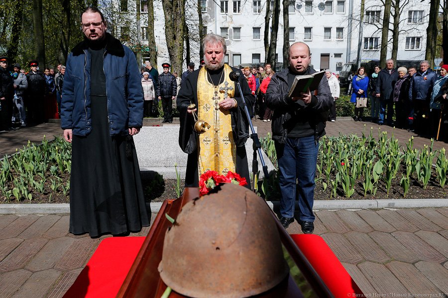 Память героям: в Калининграде перезахоронили найденных поисковиками воинов