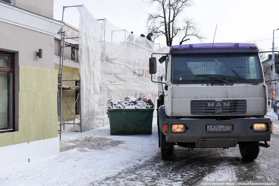 Владелец кафе «Съешь-ка» у входа в зоопарк начал самовольный ремонт фасада (+фото)