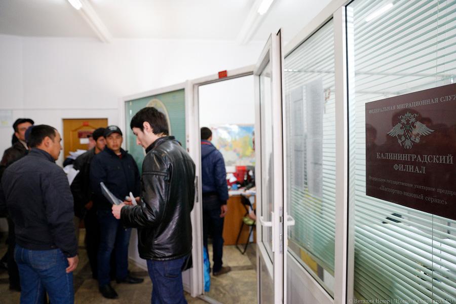«За 1,5 тысячи — быстрее»: мигранты за сутки занимают очередь в УФМС (фото)